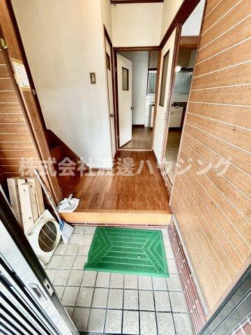 東山町一戸建の玄関