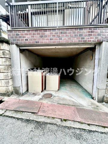 東山町一戸建の駐車場