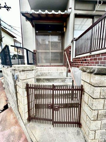 東山町一戸建のエントランス