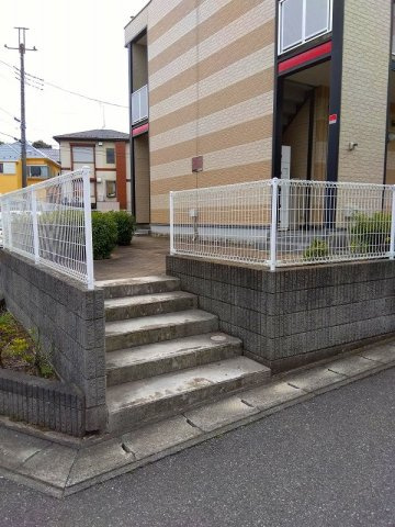 レオパレスベルピーノのエントランス|ゆとりのあるエントランスです