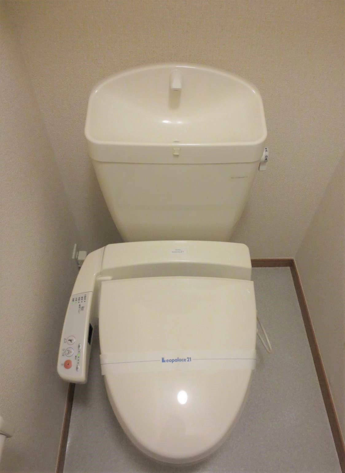 レオパレスベルピーノのトイレ|落ち着いた色調のトイレです