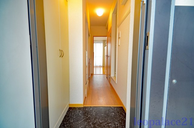 レオパレスエスト逆井の玄関