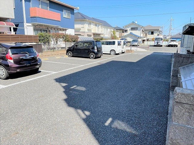 レオパレスエスト逆井の駐車場|画像5