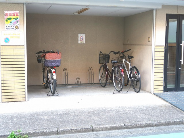 自転車置場は屋根付きです！