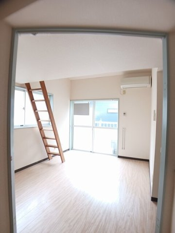 バーン荒町Ｂ棟の居間・リビング