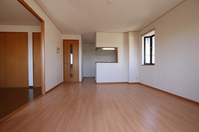 リビングには出窓がございます。