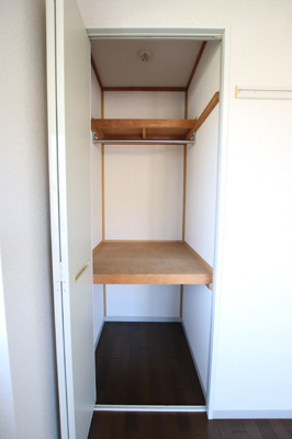 北側洋室収納内にはパイプハンガー付