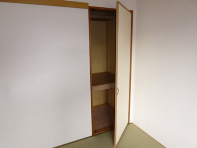 和室には収納が２か所あります