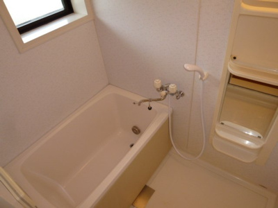 便利な追焚・小窓付きバスルーム