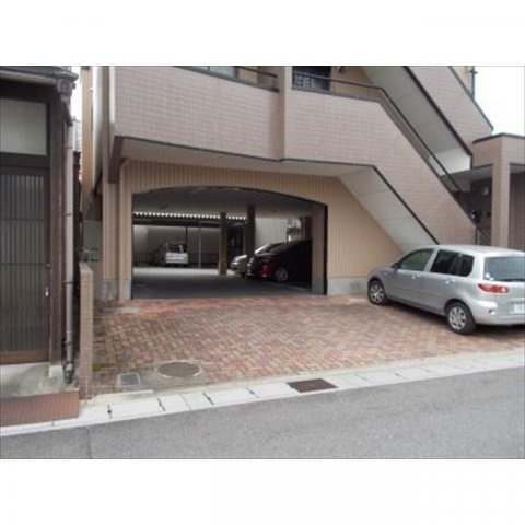 岐阜市溝旗町４丁目の駐車場の外観