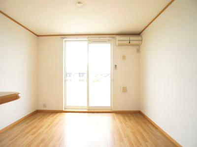 【居間・リビング】 | シャン・ド・フルールⅠ | 快適に過ごせるエアコンが付いています♪