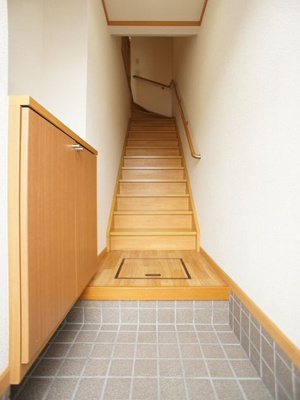 【玄関】 | シャン・ド・フルールⅠ | 1階玄関！たくさん収納できるシューズボックスが付いています♪