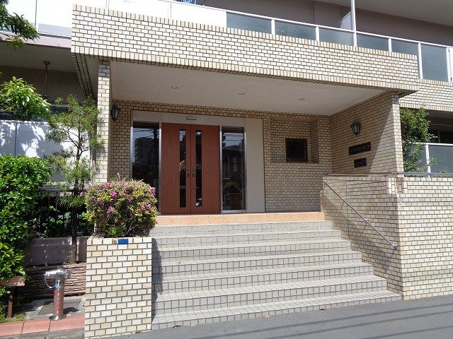 東陽町ガーデニアA棟のエントランス