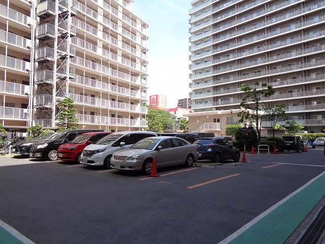 東陽町ガーデニアA棟の駐車場