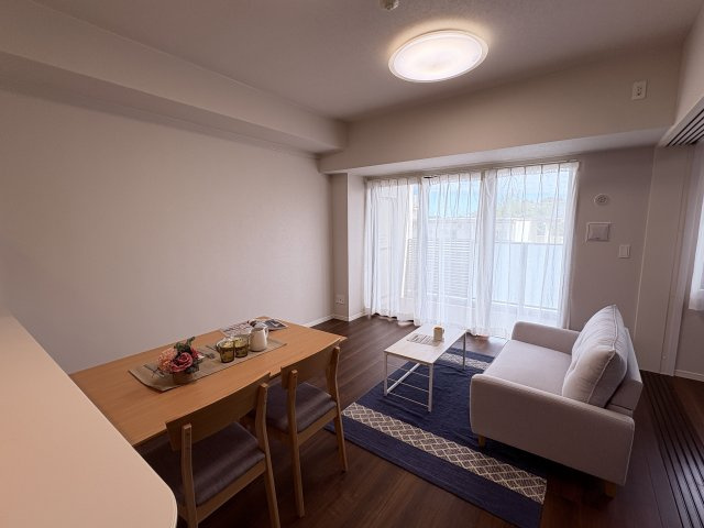 グランデ・プレミアムビスタ野嵩EASTの居間・リビング