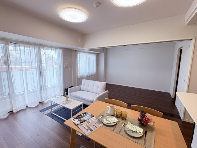 グランデ・プレミアムビスタ野嵩EASTの居間・リビング