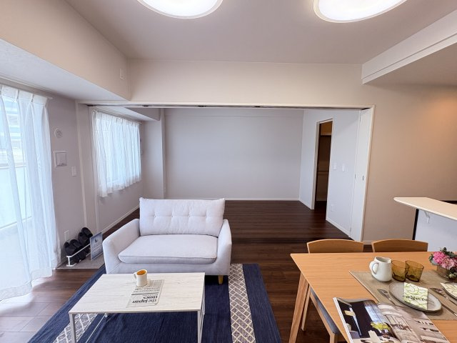 グランデ・プレミアムビスタ野嵩EASTの居間・リビング