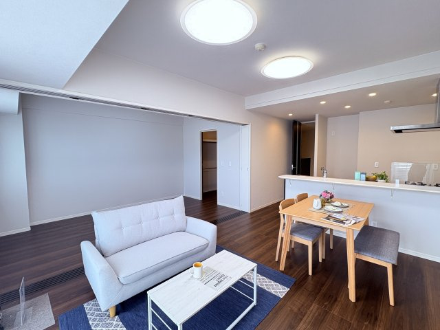 グランデ・プレミアムビスタ野嵩EASTの居間・リビング