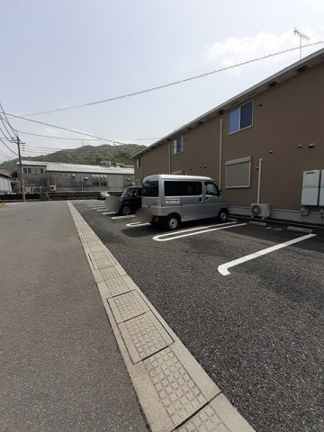 リバーサイド真倉　Ｂの駐車場|駐車場があるので、車を買う予定の方も安心です