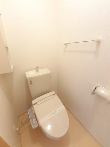 リバーサイド真倉　Ｂのトイレ|落ち着いた色調のトイレです