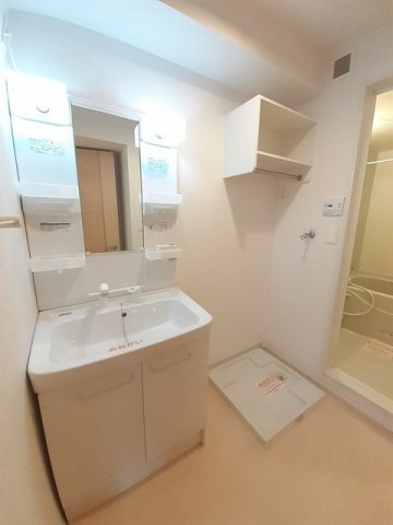 リバーサイド真倉　Ｂの洗面所|スペースが確保できる洗面所です