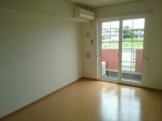 【居間・リビング】 | スプリング・フラワー | こちらの居間で趣味の時間をお楽しみください