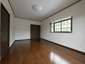 【洋室】 | 甲府市下向山町 平成5年築 内外装一新 南東角地 車2台 | 2階7.5帖洋室　出窓あり