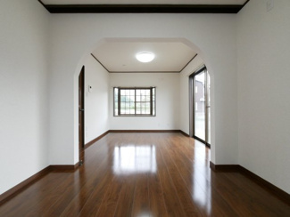 【居間・リビング】 | 甲府市下向山町 平成5年築 内外装一新 南東角地 車2台 | リビング