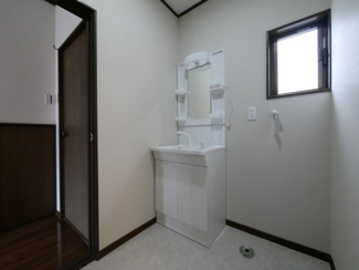 【独立洗面台】 | 甲府市下向山町 平成5年築 内外装一新 南東角地 車2台 | 洗面台も新品交換済み