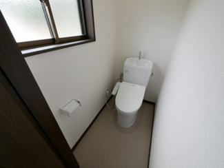 【トイレ】 | 甲府市下向山町 平成5年築 内外装一新 南東角地 車2台 | 2階　ウォシュレット付きトイレも新品交換済み