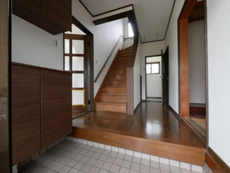 【玄関】 | 甲府市下向山町 平成5年築 内外装一新 南東角地 車2台 | 広い玄関ホール