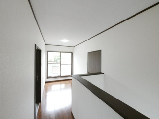 【その他】 | 甲府市下向山町 平成5年築 内外装一新 南東角地 車2台 | 2階のホール部分　バルコニーへ直接出られます。