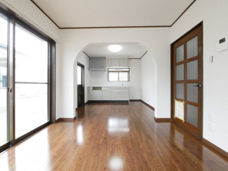 【居間・リビング】 | 甲府市下向山町 平成5年築 内外装一新 南東角地 車2台 | 約9帖の日当たりの良いリビング　壁・フローリング張替え済み