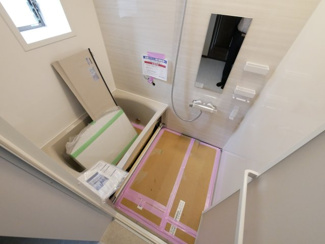 【浴室】 | 甲府市下向山町 平成5年築 内外装一新 南東角地 車2台 | 新品交換済みのバスルーム　浴室換気乾燥機付き