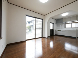 【キッチン】 | 甲府市下向山町 平成5年築 内外装一新 南東角地 車2台 | 9帖　2面採光でとても明るいリビングです。