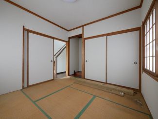 【和室】 | 甲府市下向山町 平成5年築 内外装一新 南東角地 車2台 | 南に面した4.5帖の和室　押入・床の間付き