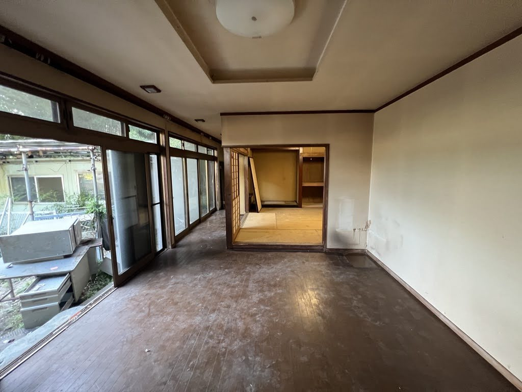 埼玉県加須市大越　中古戸建の洋室|洋室から軒先に出れます