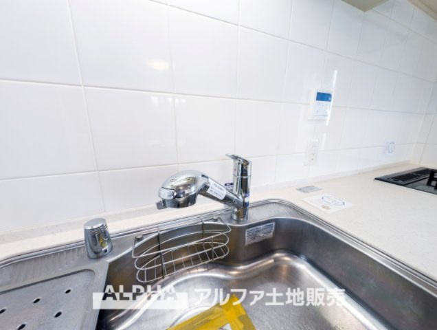 レーベンハイム多摩聖ヶ丘のキッチン|【Water cleaner】
◆浄水器◆蛇口から流れ出すお水はクリーンでいつも楽しめます。また浄水器内臓シャワー混合栓なので場所取らずのスッキリとしたスタイルです。