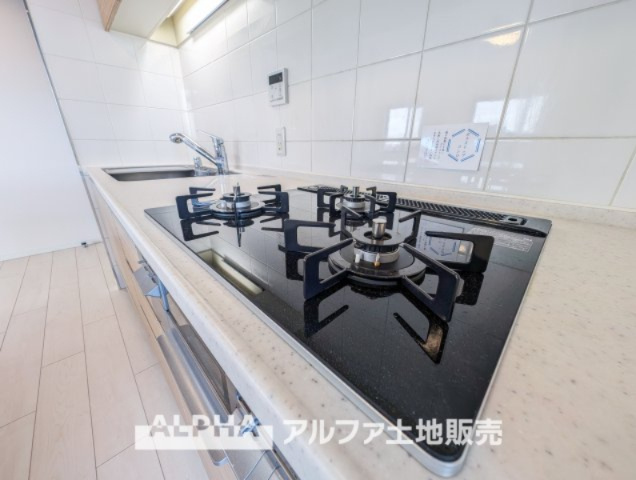 レーベンハイム多摩聖ヶ丘のキッチン|【Glass top range】
◆ガラストップレンジ◆お料理のあとはさっと拭くだけで綺麗になる。お手入れも簡単に、見た目も綺麗に。奥様の負担を軽減します。