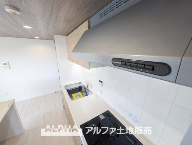 レーベンハイム多摩聖ヶ丘のキッチン|【Range hood】
◆レンジフード◆武骨なまでに磨きこまれたステンテクスチャーはコンテンポラリー・デザイン。ダウンライトがフードを照らし煌めきの瀟洒なキッチンを演出する。