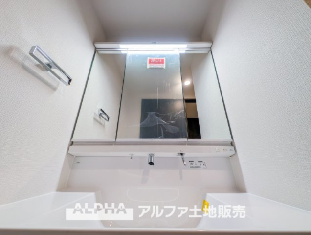 レーベンハイム多摩聖ヶ丘の独立洗面台|【Vanity with Three Mirrors】
◆三面鏡洗面化粧台◆身支度で使う歯ブラシや化粧品などの小物も鏡裏にすっきり収納。生活感を抑えて朝のひとときも快適に過ごせスタイリッシュな空間に。