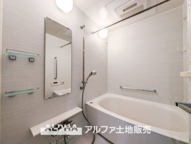 レーベンハイム多摩聖ヶ丘の浴室|【Bathroom】
◆浴室換気乾燥機付きUB◆雨に日でも洗濯物が乾かせ、同時に室内を乾燥させる為、カビ、汚れの発生を抑えます。暖房機機能があり冬場は入浴前に暖め可能でとても重宝します。