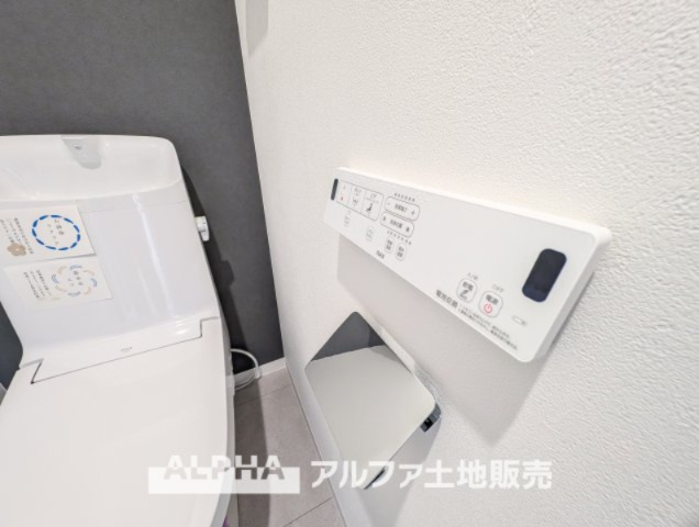 レーベンハイム多摩聖ヶ丘のトイレ|【Warm water flush toilet】
◆温水洗浄便座付きトイレ◆お掃除も楽々。快適に過ごすためには今や欠かせない設備の一つです。壁掛けリモコンで使いやすくいつでも清潔に保てます。