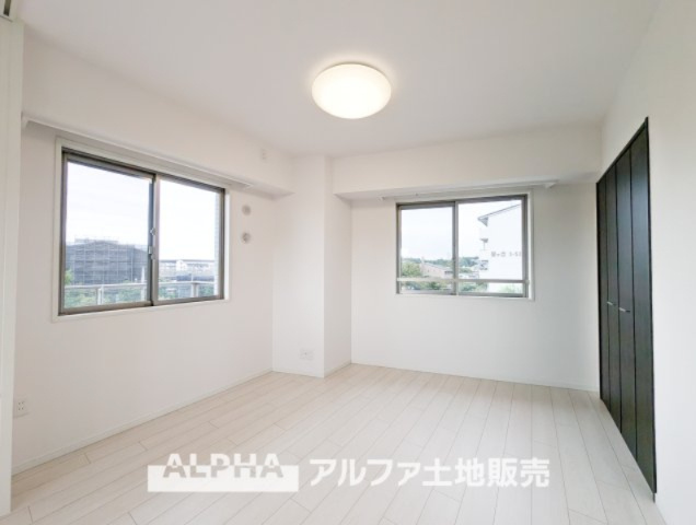 レーベンハイム多摩聖ヶ丘の洋室|【Two sides lighting】
◆明るい主寝室◆二面採光北側の居室は明るく爽やかな風の抜ける快適空間。。収納もしっかりと沢山の洋服をしまえます。