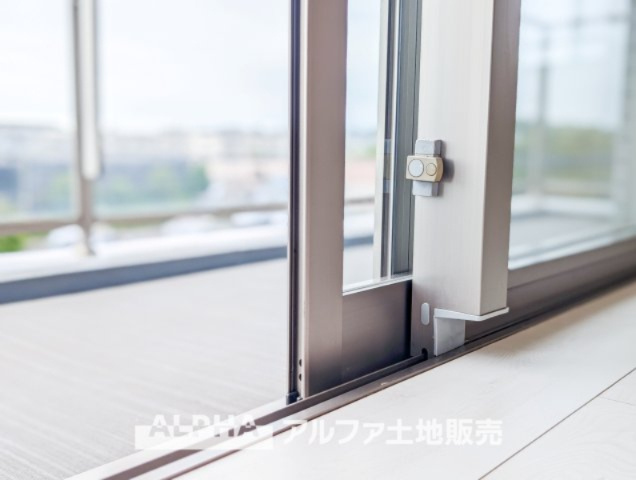 レーベンハイム多摩聖ヶ丘のバルコニー|【outward appearance】
◆バルコニー◆家から望む空はブルースカイ。隔てるものは何もなく、そこにあるのは青い空と白い雲の景色がこの街の彩りを演出している。