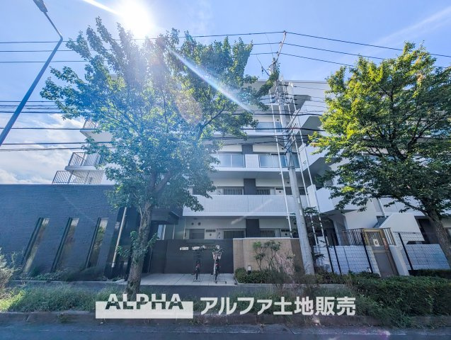 レーベンハイム多摩聖ヶ丘のエントランス|【Entrance】
◆エントランス◆管理の行き届いた綺麗なエントランスは、扉を開けると温もりと幸せと楽しさいっぱいの我が家に帰ってきたんだなと落ち着く瞬間。