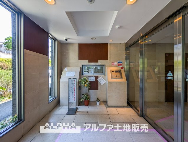 レーベンハイム多摩聖ヶ丘のロビー|【lobby】
◆ロビー◆共用部は管理の行き届いた綺麗なスペース。いつも明るく家族を、来客を出迎えてくれる大切な場所です。