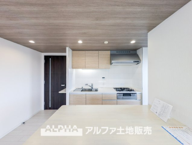 レーベンハイム多摩聖ヶ丘のキッチン|【Open Kitchen】
◆オープンキッチン◆キッチン上部の吊り戸棚を設置せず開放感あふれた、家族との対話が楽しめるオープン・キッチンを採用。家族との会話が楽しみになりますね。