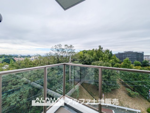 レーベンハイム多摩聖ヶ丘の展望|【Blue sky】
◆青空に包まれて◆バルコニーから望む紺碧の空。外を眺め時を忘れるなんて、ひさしかたぶりだろうか。こんなにも広く美しい情景が我が家にも広がっているなんて。こんな時間を大切にしたい。