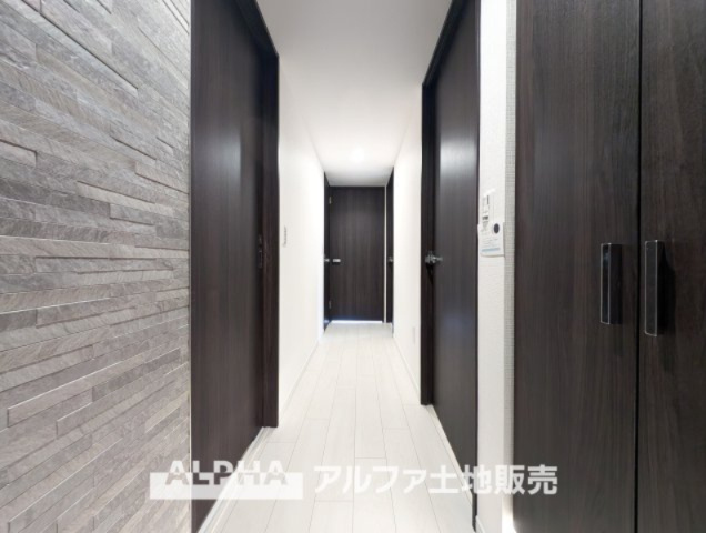 レーベンハイム多摩聖ヶ丘の玄関|【Entrance】
◆玄関◆ポーチに採光が射し込む。土間とシューズクロークの間には影が生れ、優しく情緒豊かな陰影を紡ぎだしている。それはひっそしと仄かな優しいマイホームの温もりを感じさせている。